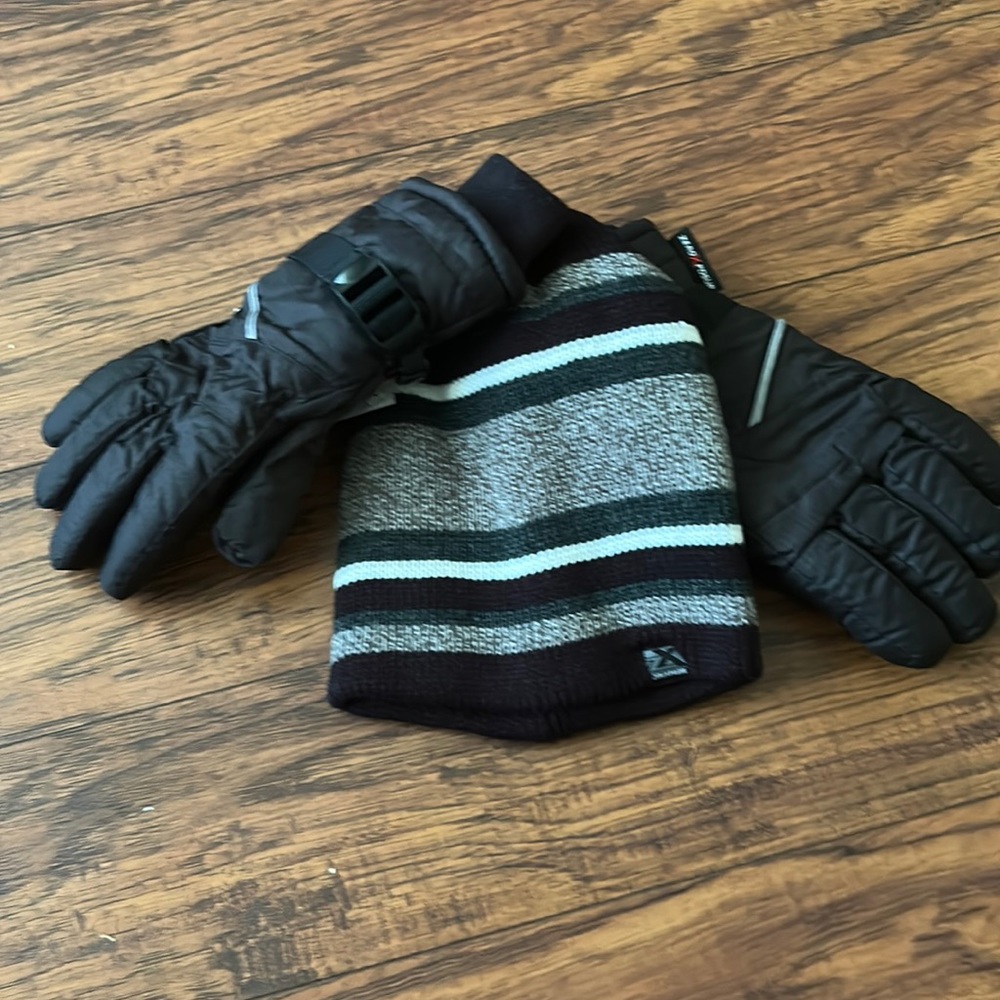 zeroXposur Winter hat and glove set. Never used, brand new out of packaging.